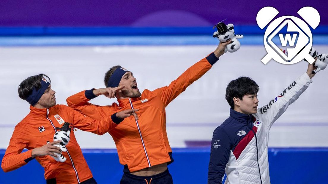 Patrick Roest (l) en Kjeld Nuis (m) vieren het behalen van een olympische medaille.