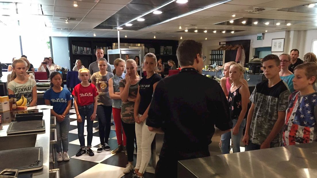 Justa van Rijssen chef-kok van Librije's Atelier geeft uitleg