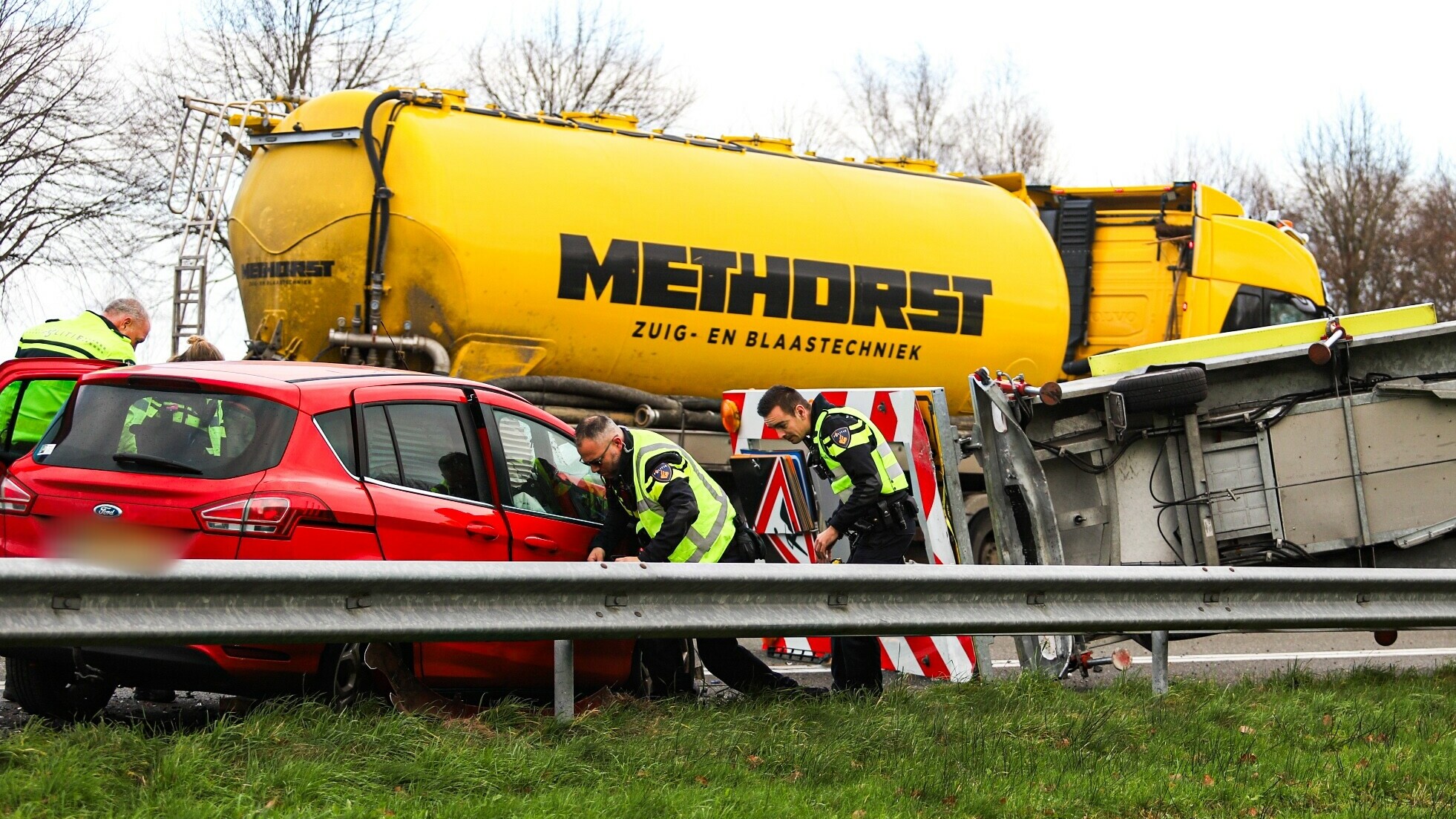 Pijlwagen en auto botsen bij Heerenveen, bestuurder naar ziekenhuis