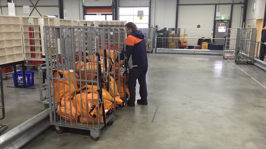 Ook al wordt er amper post bezorgd, binnen wordt gewoon gewerkt (Rechten: RTV Drenthe / Simone Oosterbaan)