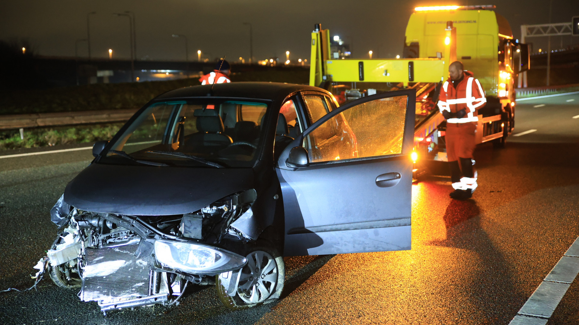 Flinke schade na ongeluk op snelweg.