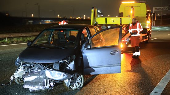 Flinke schade na ongeluk op snelweg. Flinke schade na ongeluk op snelweg.