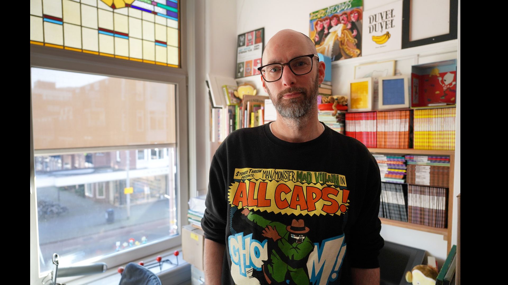 Stefan Tijs, met uitzicht op de Nieuwe Binnenweg, bij een kast vol Borre-boekjes.