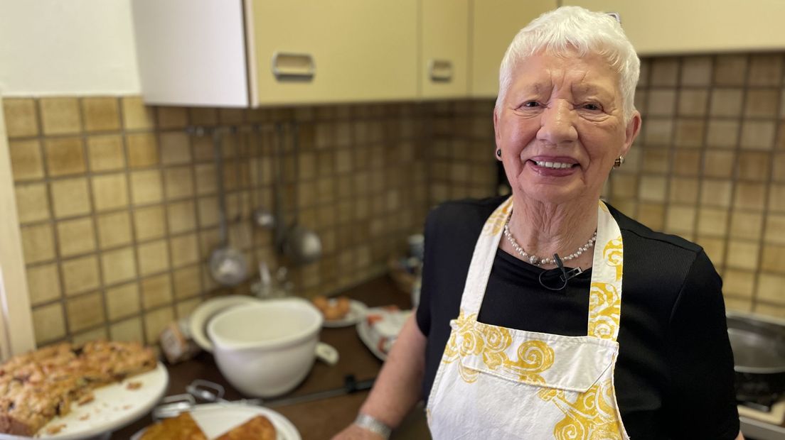 Martje Derks-Lautenbach is al 65 jaar lang elke week in haar keuken te vinden om te bakken