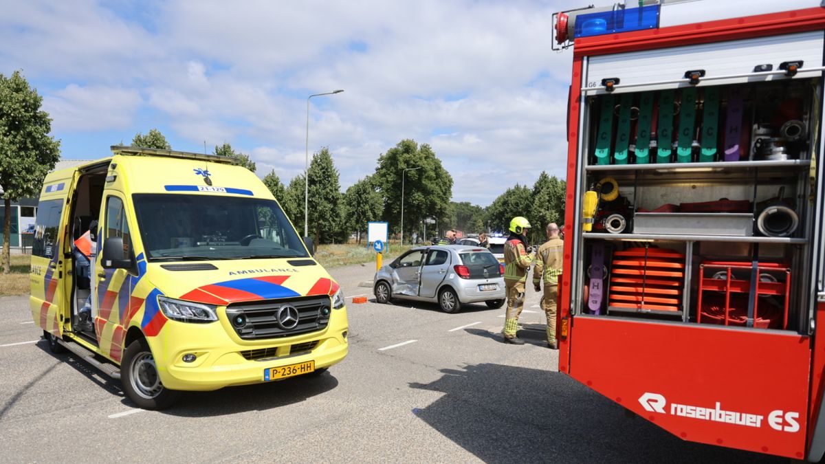 Man raakt gewond bij botsing tussen twee auto's