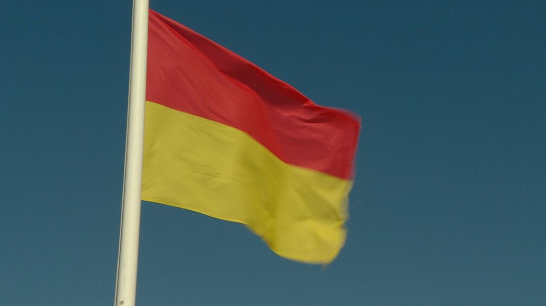 Vlaggen op het strand zorgen voor vragen