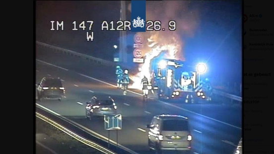 Brandende bestelbus op A12 zorgt voor half uur vertraging