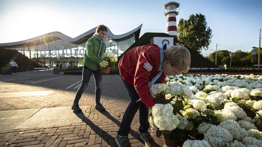 Kinderen leggen bloemen tijdens de Nationale Kinderherdenking in Madurodam