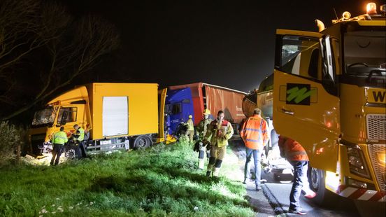 Vrachtwagenchauffeur veroorzaakt ongeluk op afgesloten rijstrook A27 bij Maartensdijk: twee gewonden. Vrachtwagenchauffeur veroorzaakt ongeluk op afgesloten rijstrook A27 bij Maartensdijk: twee gewonden.
