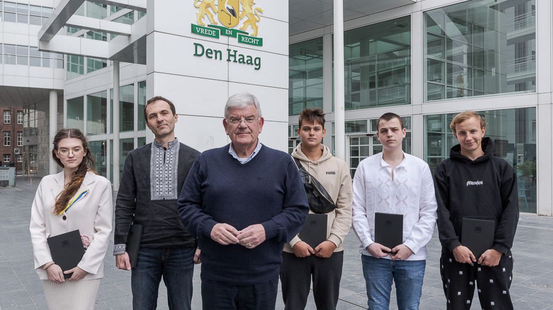 Burgemeester Jan van Zanen met Oekraïense en Russische inwoners