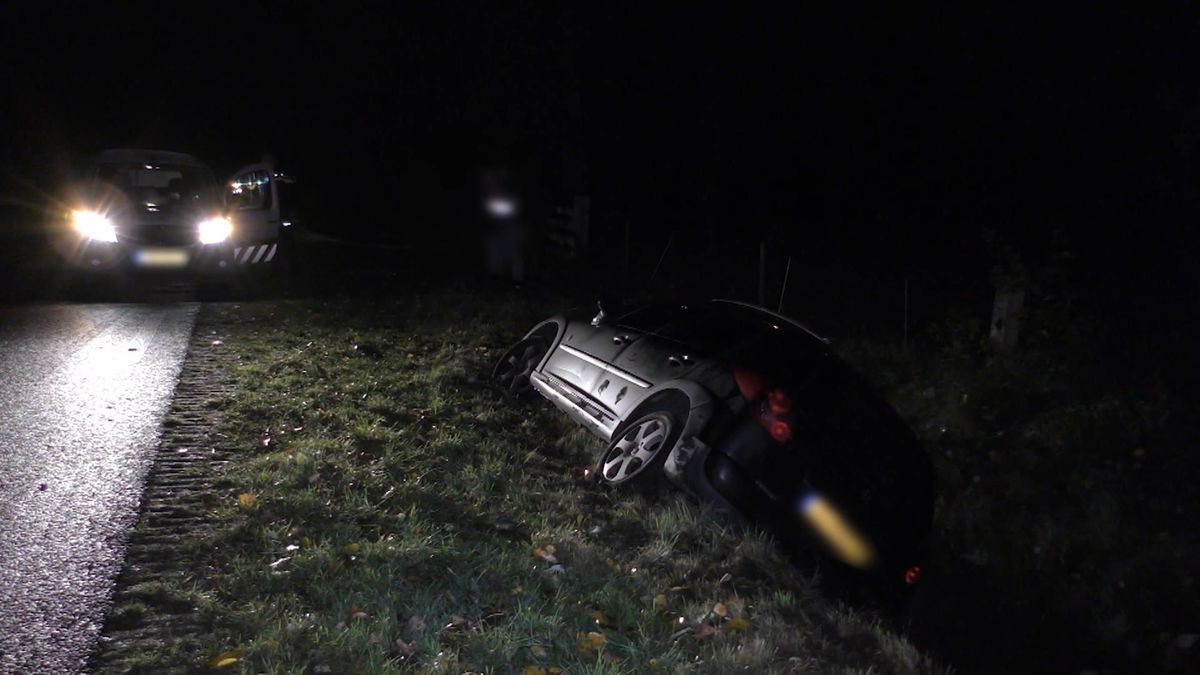 Auto in de greppel bij Nieuw-Balinge, bestuurder spoorloos