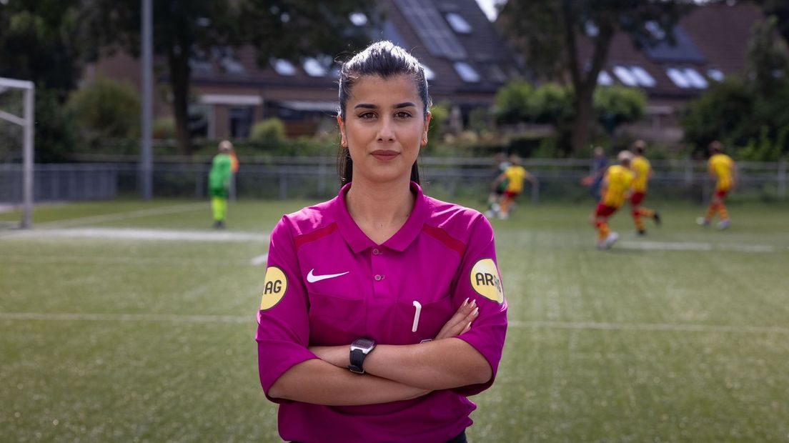 Scheidsrechter Özge Avci uit Zwolle heeft als doel om ook op het WK het te staan. De Française Stéphanie Frappart leidde onlangs als eerste vrouw een wedstrijd op het WK voetbal voor mannen.