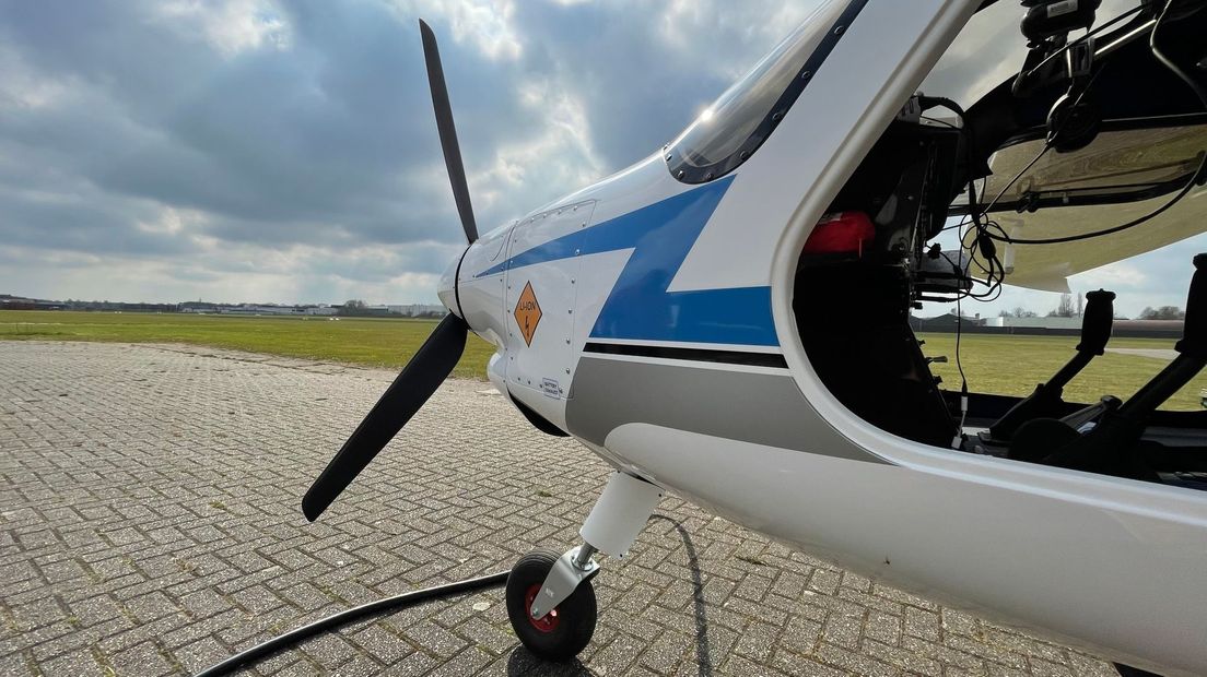 Een elektrisch vliegtuig van de vliegschool is veilig aangekomen