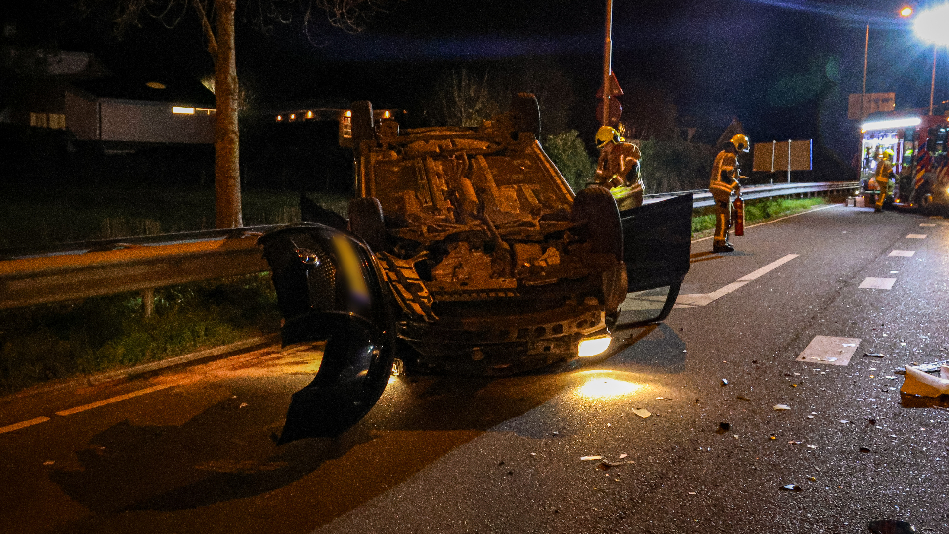 Auto op kop na aanrijding, bestuurder naar ziekenhuis.