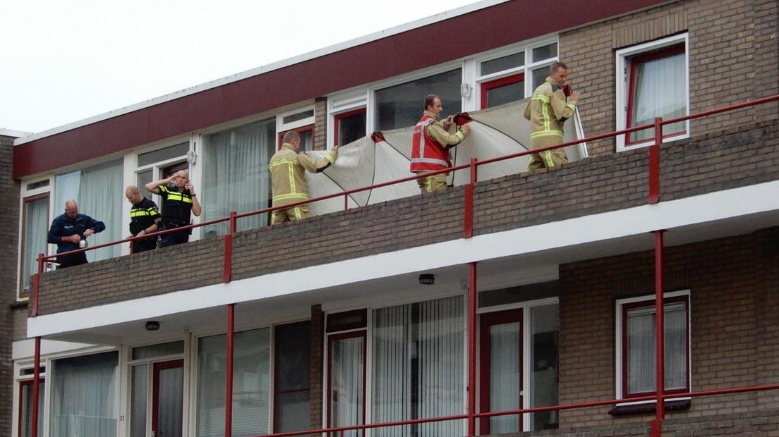 De brandweer plaatst schermen op het balkon (Rechten: Persbureau Meter)