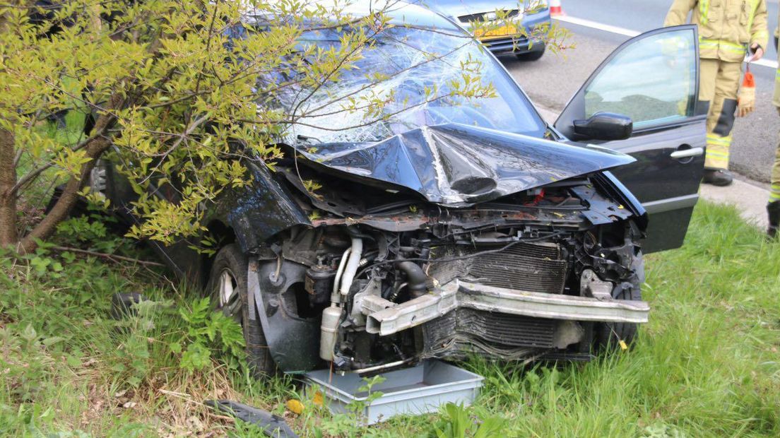 De auto raakte zwaar beschadigd (Rechten: Van Oost Media)