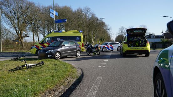 Wielrenner gewond door botsing met auto in De Punt. Wielrenner gewond door botsing met auto in De Punt.