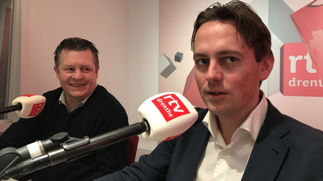 Kamerlid Nijboer met naast zich John Franke (l.) die zelf gedupeerd is door de aardbeving in Zuidlaren (Rechten: RTV Drenthe/Margriet Benak)