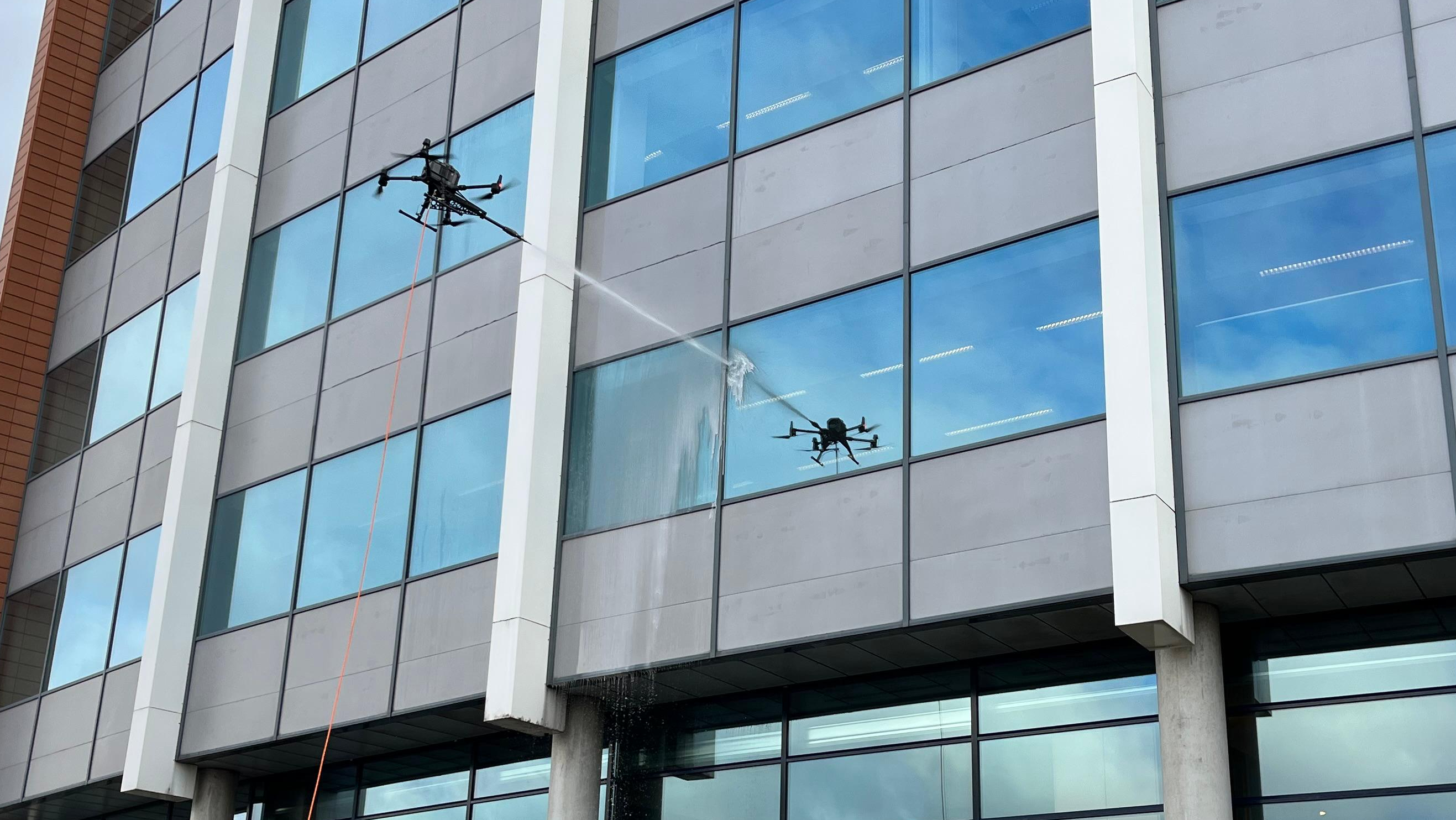 De drone ziet zijn eigen reflectie op de schone ruit.