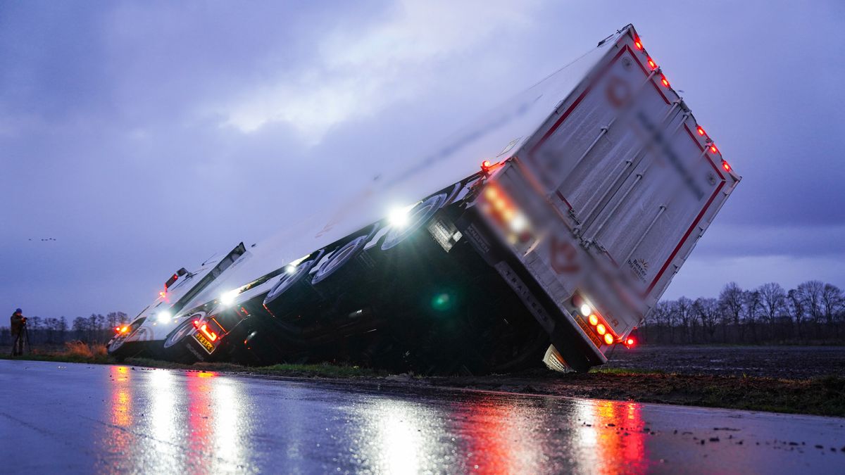 Gladheid in Drenthe: Auto te water en vrachtauto in sloot