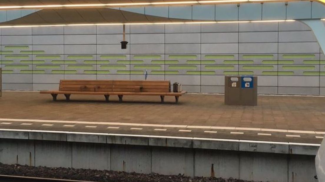 Station Arnhem Centraal is donderdagavond meer dan een uur ontruimd  geweest nadat er twee verdachte koffers werden gevonden. Een lid van de een speciaal team onderzocht de koffers en concludeerde dat er geen gevaarlijke stoffen in de koffers zaten.