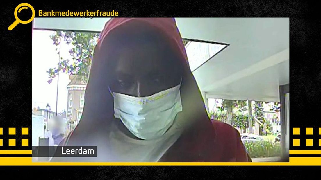 Deze man pint met een gestolen bankpas.