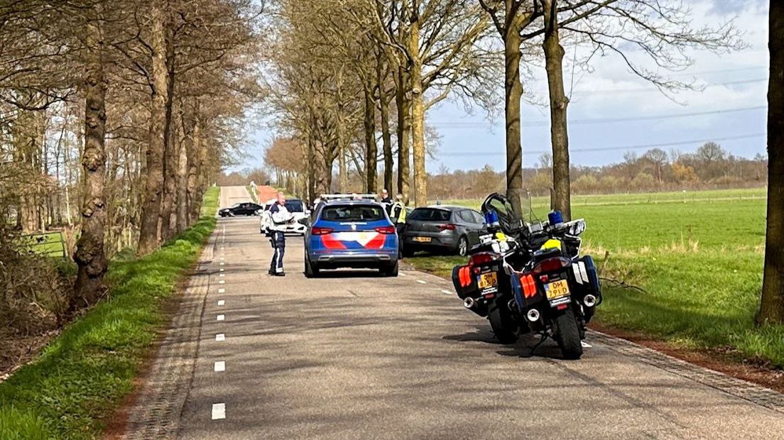 De weg is afgezet, politie doet onderzoek na achtervolging die strandt op de Aamsveenweg in Enschede.