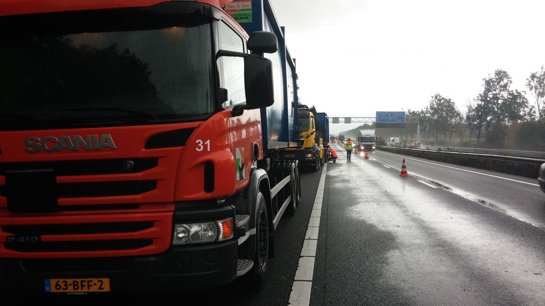 Op de A12 bij Zevenaar stond woensdagochtend in de richting van Arnhem een kilometerslange file. De oorzaak was een kop-staartbotsing tussen twee vrachtwagens.