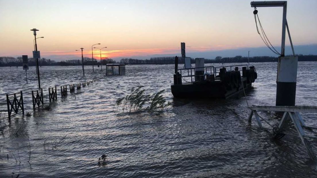 Het voetveer Pomona tussen Tiel en Wamel is maandagochtend uit de vaart genomen vanwege de hoge waterstand in de Waal.