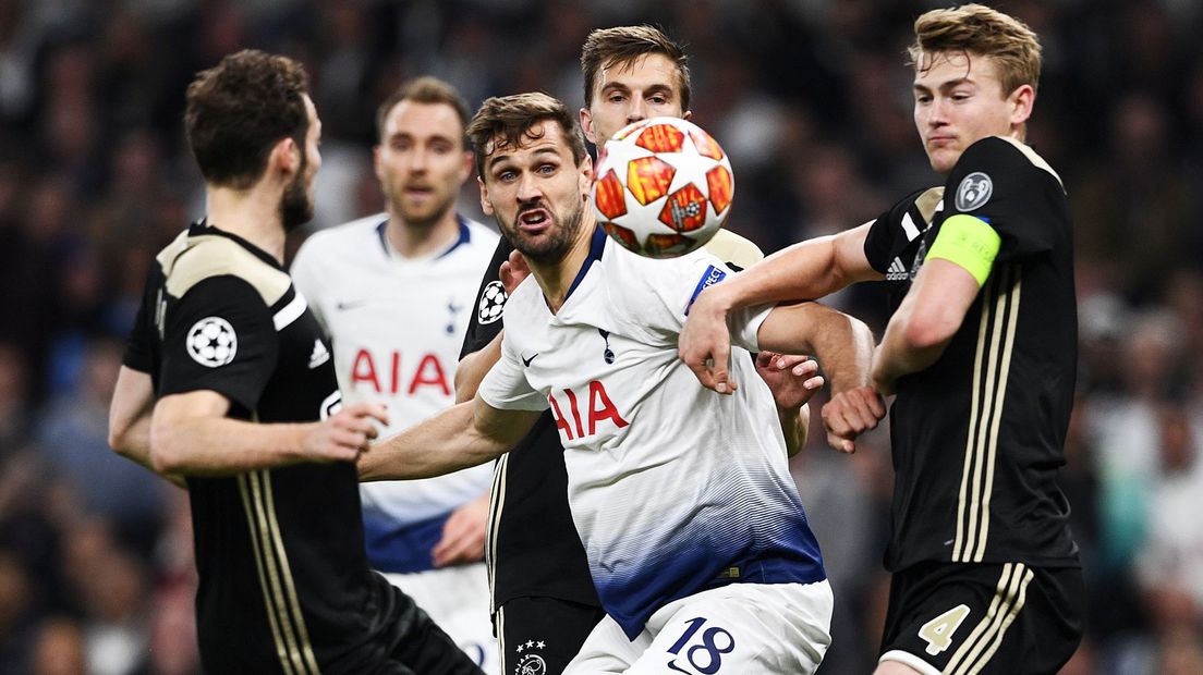 Matthijs de Ligt in duel met Fernando Llorente van Tottenham Hotspur