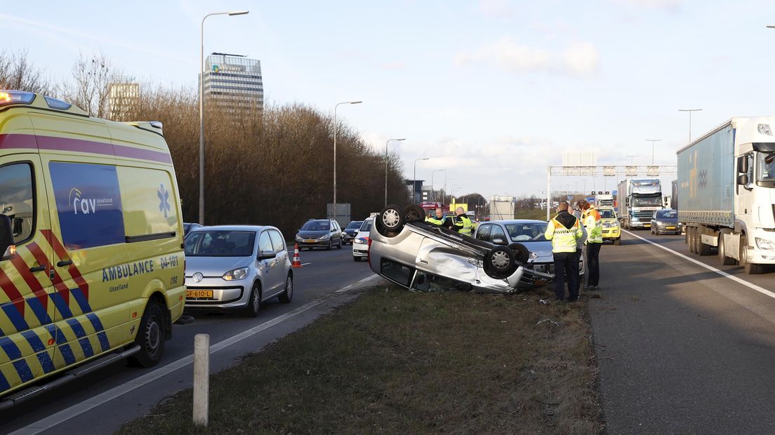 Auto slaat over de kop in Zwolle