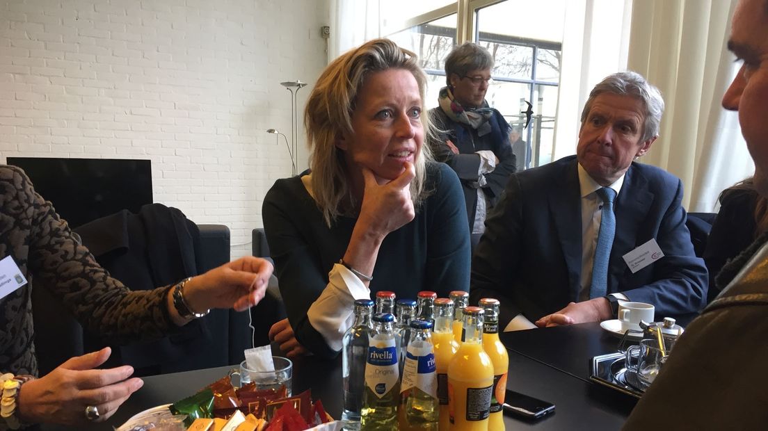 Minister van Binnenlandse Zaken Kajsa Ollongren in gesprek in Appingedam