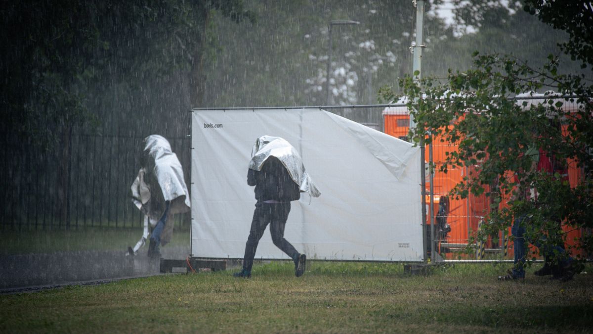Situatie Ter Apel: Asielzoekers en Rode Kruis-medewerkers schuilen samen in sporthal