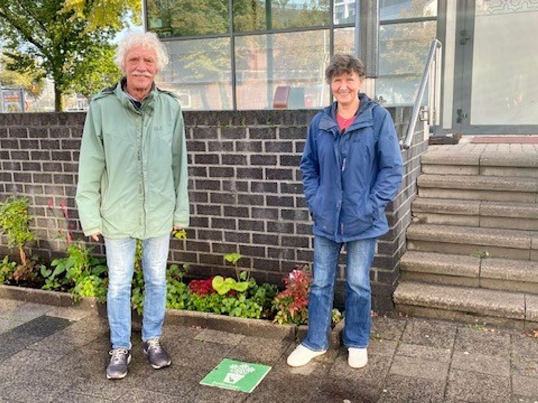 Pim Hunveld en Christa Thoolen bij een geveltuin die bewoners voor de moskee in de wijk Feijenoord hebben aangelegd.