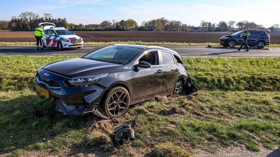 Gewonde bij kop-staartbotsing op N381 bij Emmen. Gewonde bij kop-staartbotsing op N381 bij Emmen.