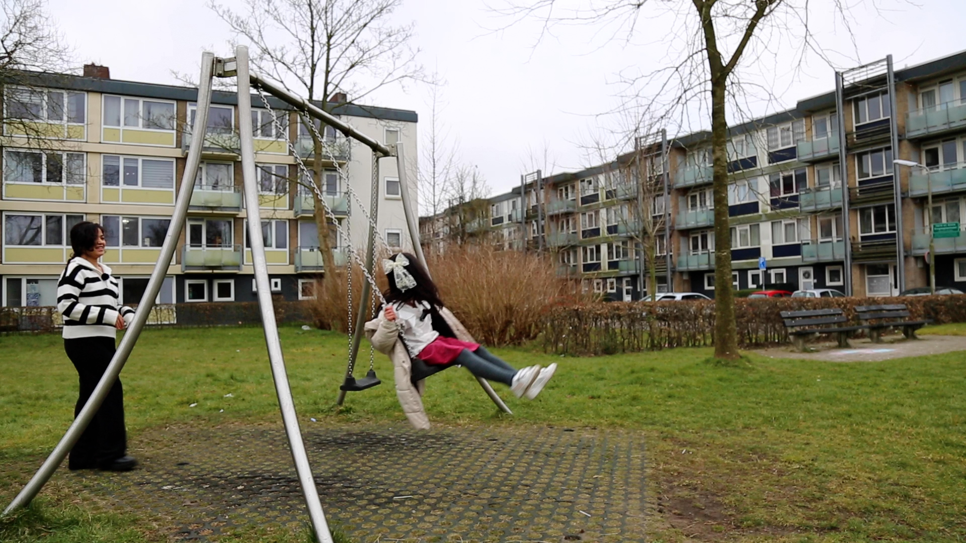 Mariam en har dochter op 'e skommel