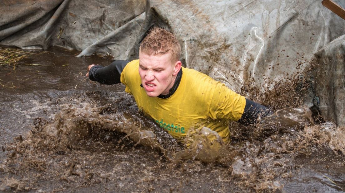 Een deelnemer van een mudrun op archiefbeeld