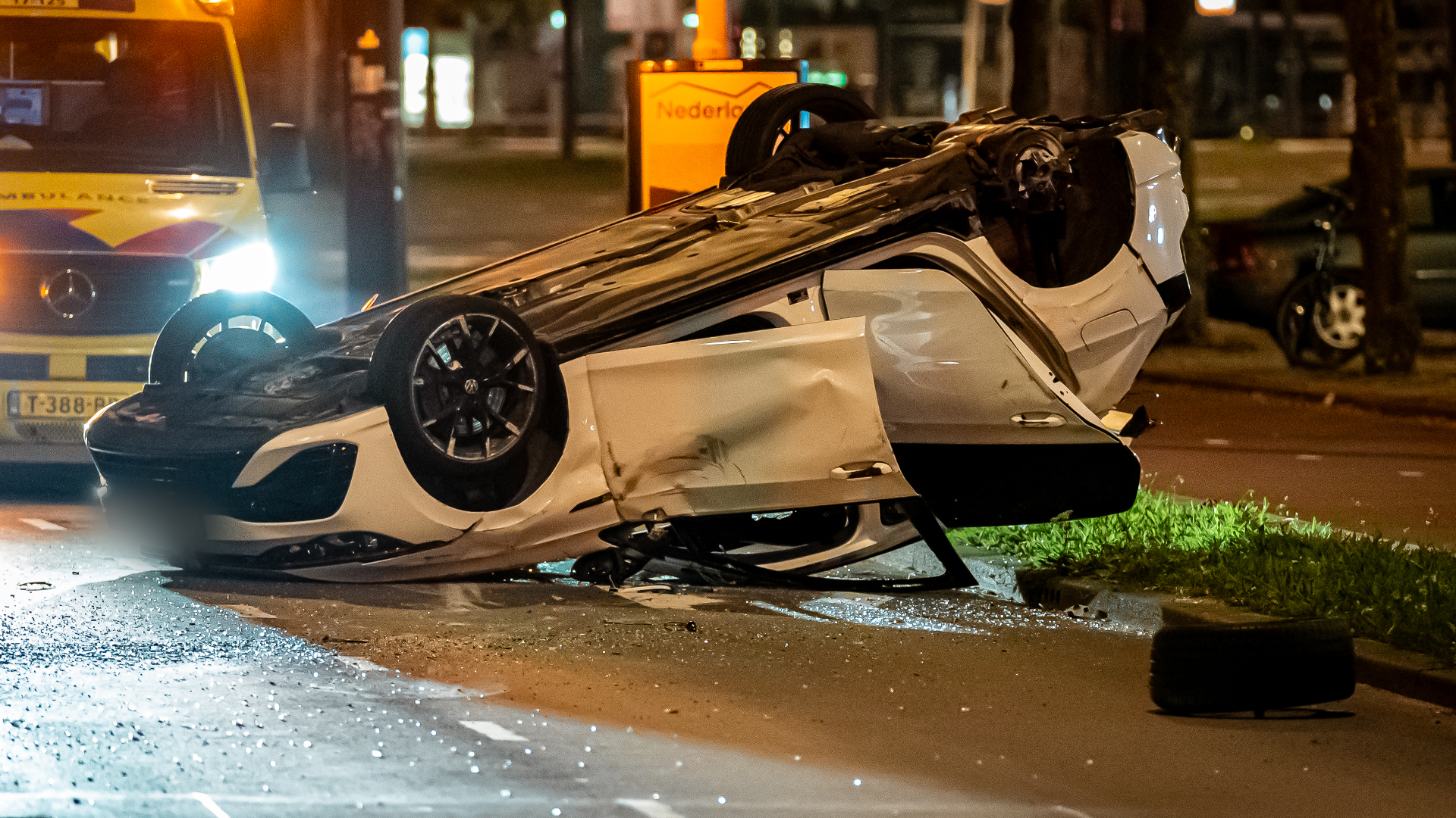 De auto kwam op z'n kop terecht.