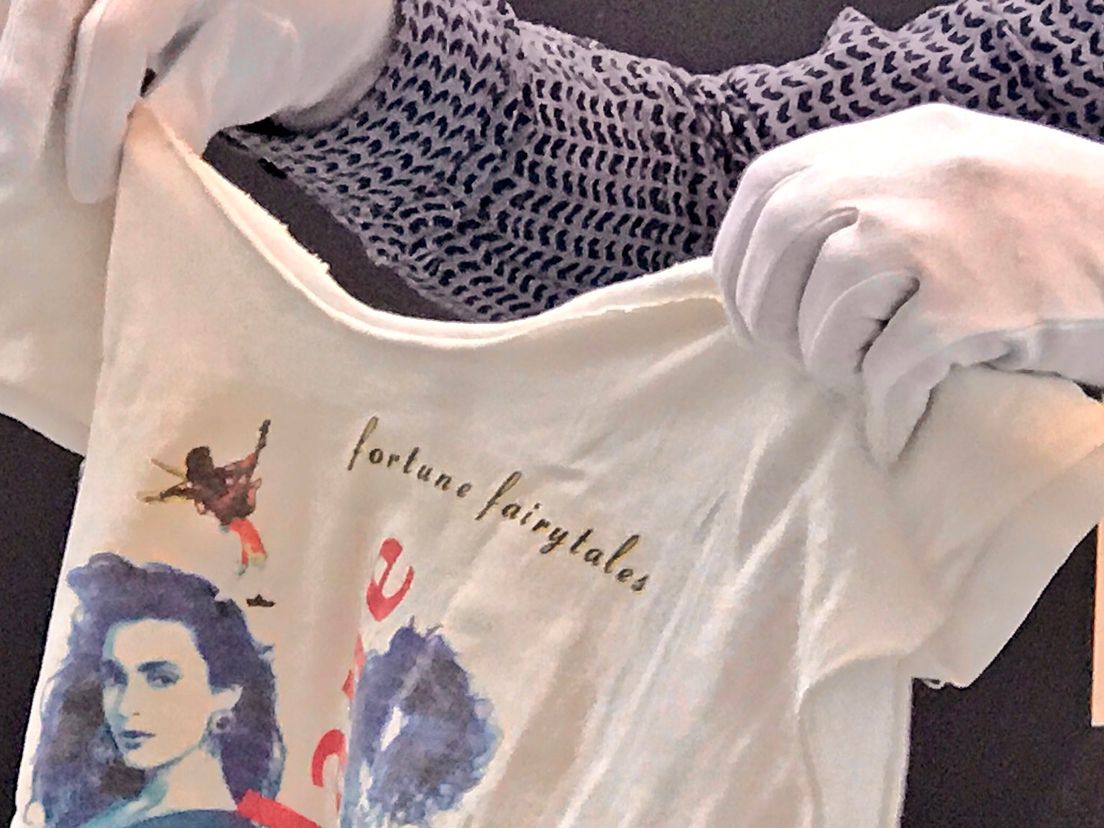 Shirtjes van Prince in de Kunsthal