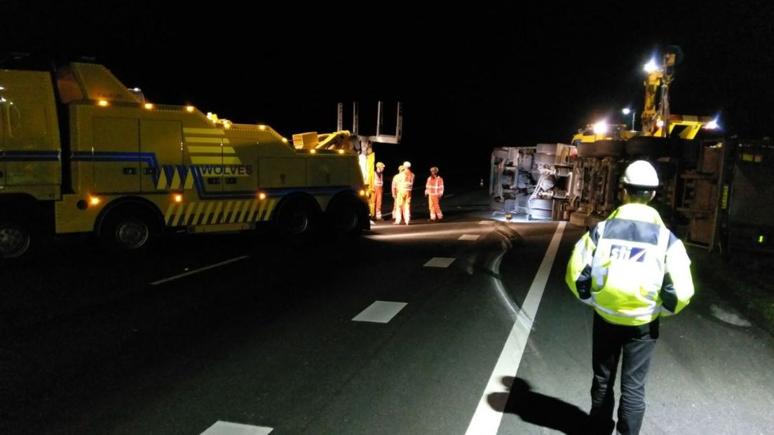 Rijkswaterstaat heeft in de nacht van vrijdag op zaterdag de vrachtwagen op de A1 iets voorbij Apeldoorn geborgen. De truck - met daarin een kleine hoeveelheid melk - kantelde vrijdagmiddag.