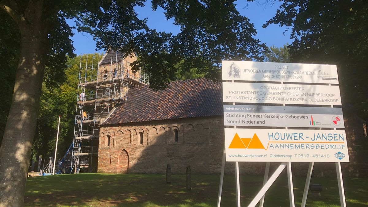 Reparatiewerk aan monumentale Bonifatiuskerk in Oldeberkoop