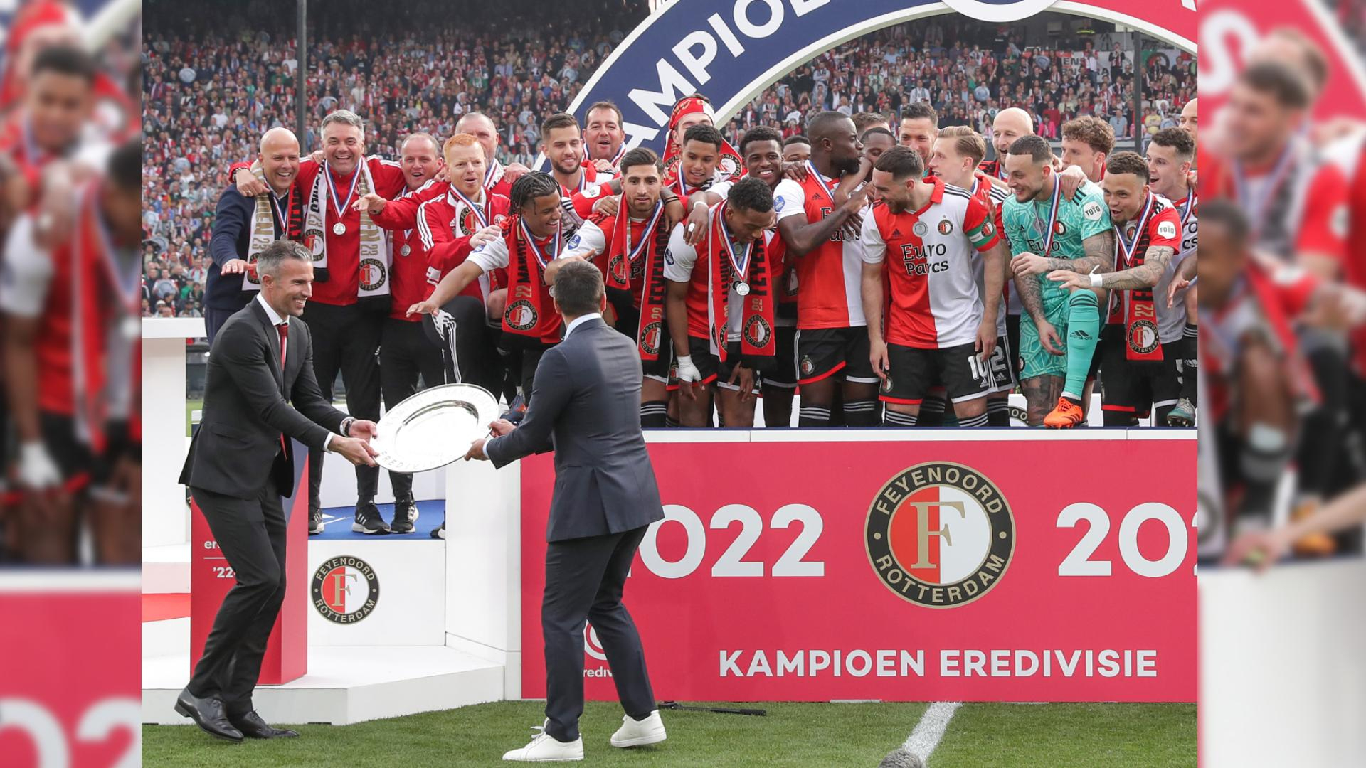 Robin van Persie reikt de kampioenschaal uit in 2023