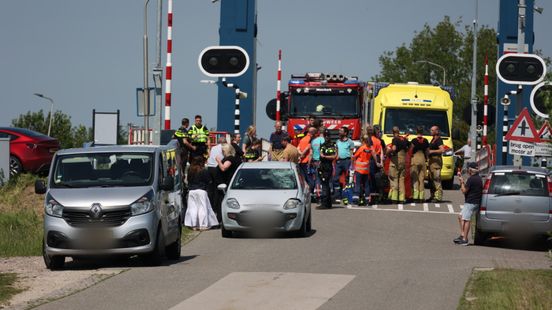 Fietser overleden na botsing met automobilist in Leerbroek. Fietser overleden na botsing met automobilist in Leerbroek.