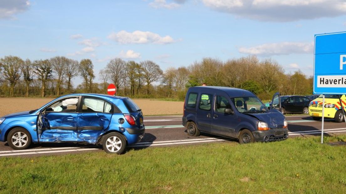 Auto's botsen op N34 (Rechten: Van Oost Media)