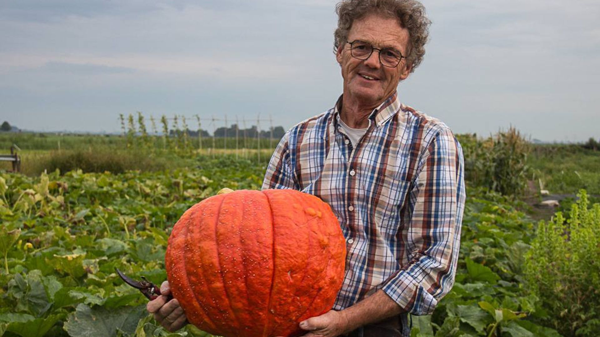 Klaas Pompoen met een zelfgekweekte pompoen