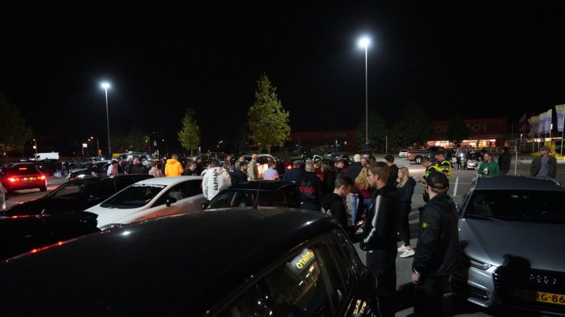 Honderden auto's en mensen kwamen bij elkaar in Duiven.