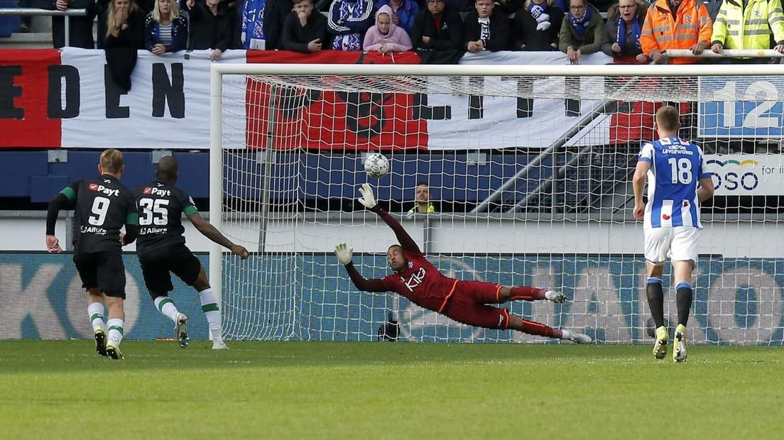 Charlison Benschop schiet overtuigend de gelijkmaker uit een penalty achter Heerenveen-doelman Hahn