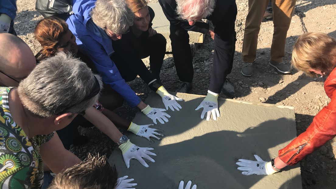 Verbondenheid in De Lariks in Assen: met de handen in het verse beton voor het wijkverbeteringsproject (Rechten: Margriet Benak /  RTV Drenthe)