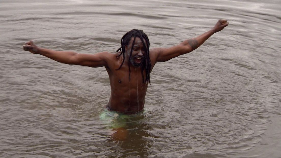 Issiaga Soumah duikt het koude water in voor geboortedorp