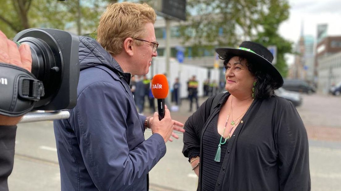 Caroline van der Plas - toch met hoed - in een interview met Jaïr Ferwerda